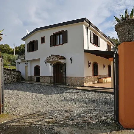 Holiday home Landgoed Pettirosso *